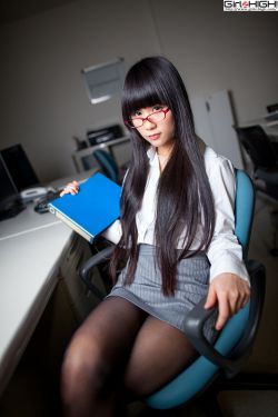 女子带孩子吃饭故意往菜里扔头发